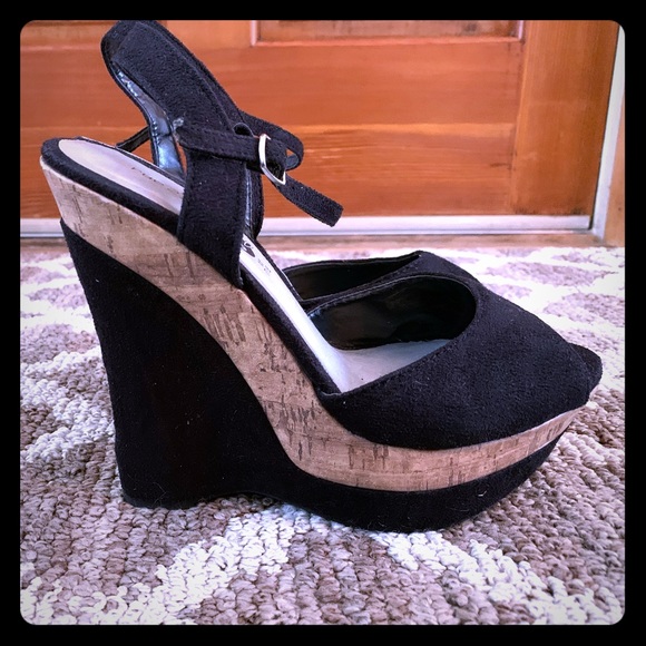 Adorable Black Peep-toe Platforms! - Picture 1 of 4